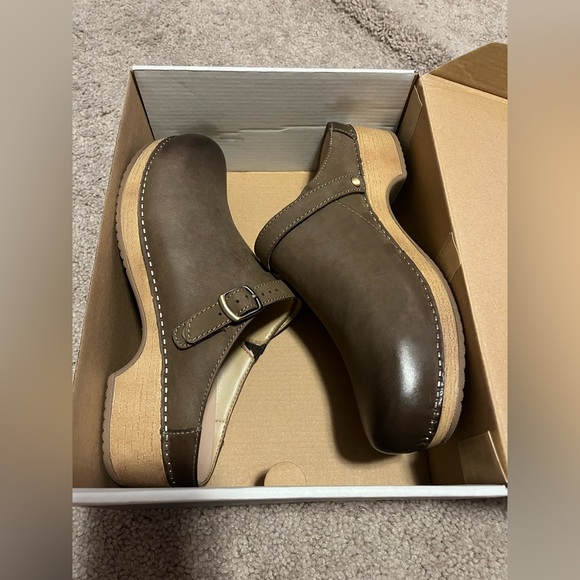 NIB Sz 40 Nubuck Dansko Clog - Picture 6 of 11